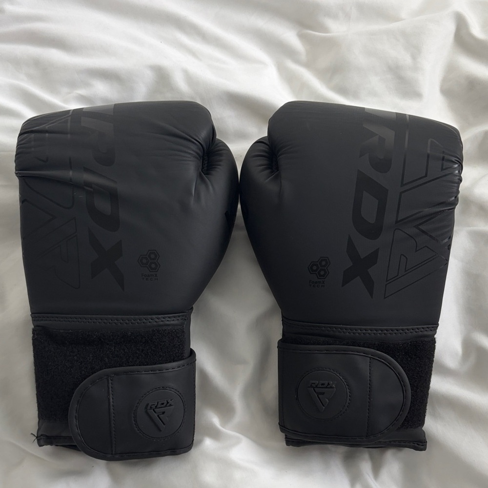 Boxing gloves 🥊 - Picture 2 of 5